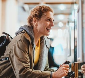Jahresbericht 2024 Frau am Schalter Bahnhof Mobilität