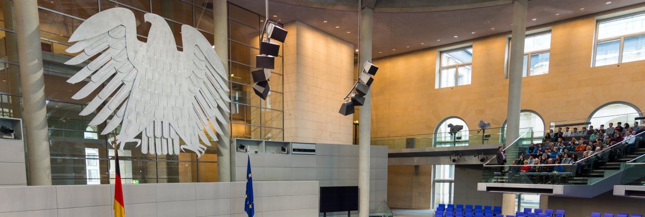 leerer Plenarsaal des Bundestags