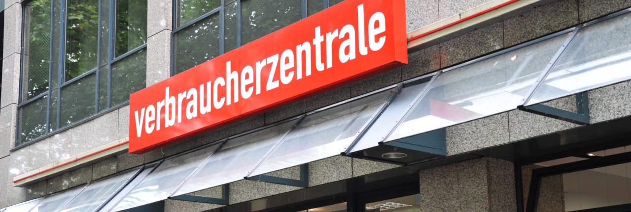 Bild zeigt ein Gebäude, über dessen Eingang ein Schild mit "Verbraucherzentrale" hängt