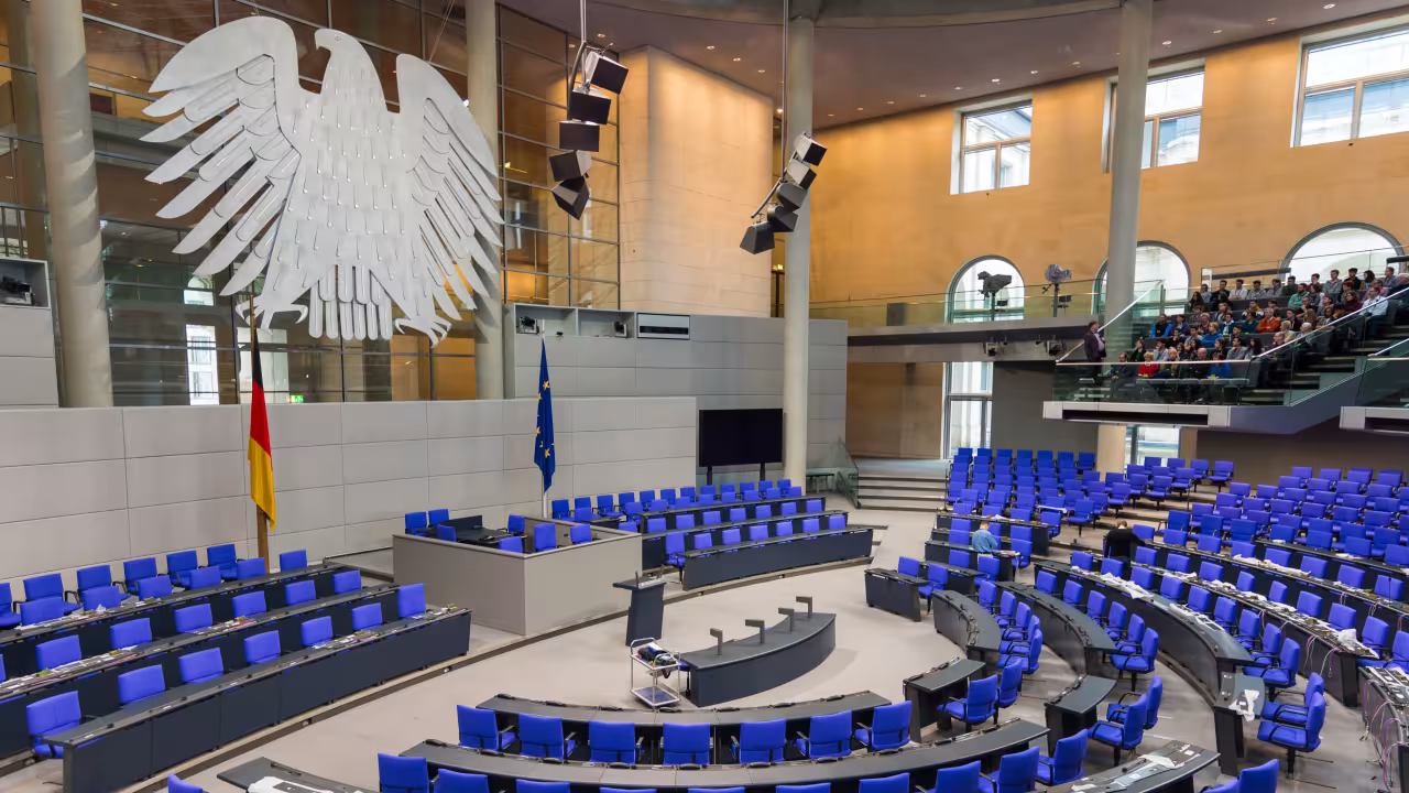 leerer Plenarsaal des Bundestags
