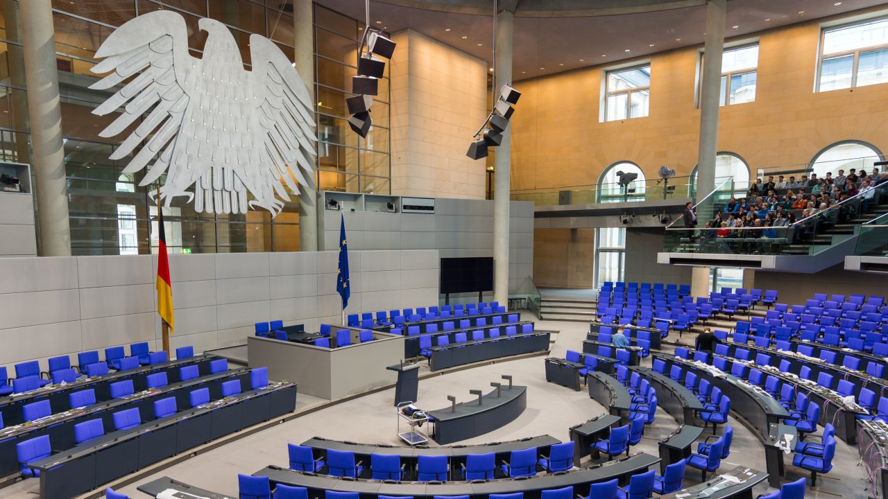 leerer Plenarsaal des Bundestags