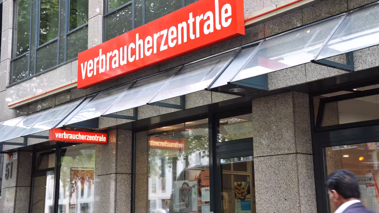 Bild zeigt ein Gebäude, über dessen Eingang ein Schild mit "Verbraucherzentrale" hängt